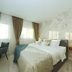 アパートホテル Luxury