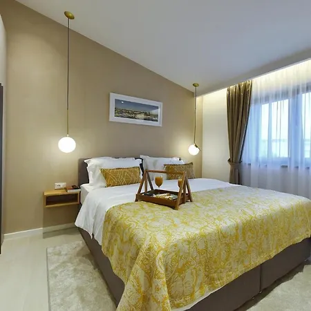 Luxury Apartahotel 4*