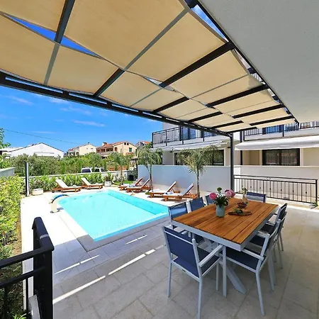 Luxury Apartahotel 4*